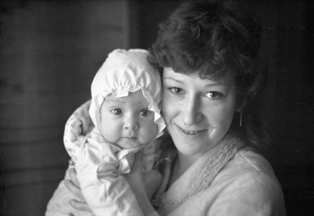 Наталья Клименко с племянницей Анютой Карловой, ноябрь - декабрь 1984, Белорусская ССР, г. Минск. 