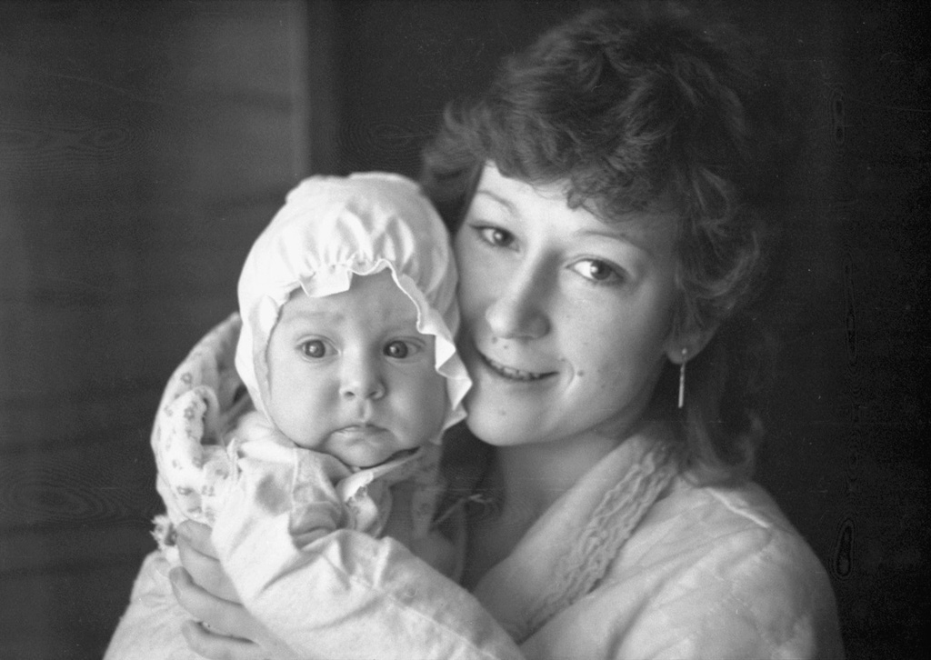 Наталья Клименко с племянницей Анютой Карловой, ноябрь - декабрь 1984, Белорусская ССР, г. Минск. 