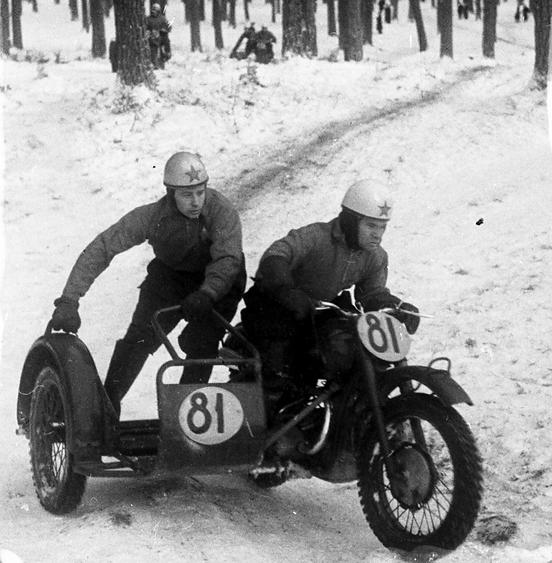 На трассе зимнего мотокросса, 8 января 1961, г. Москва. Зимний командный мотокросс на приз имени В. П. Чкалова состоялся 8 января 1961 года в районе Рублево.