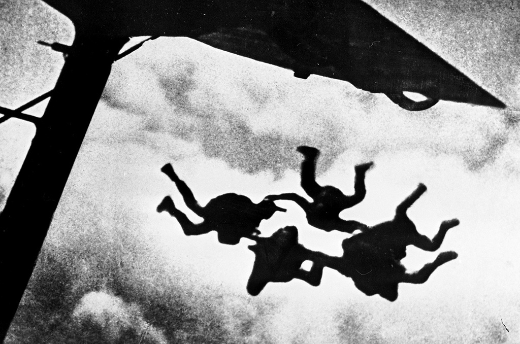 Под крылом самолета в затяжном групповом прыжке, 8 октября 1968, г. Москва. Над Тушинским аэродромом.
