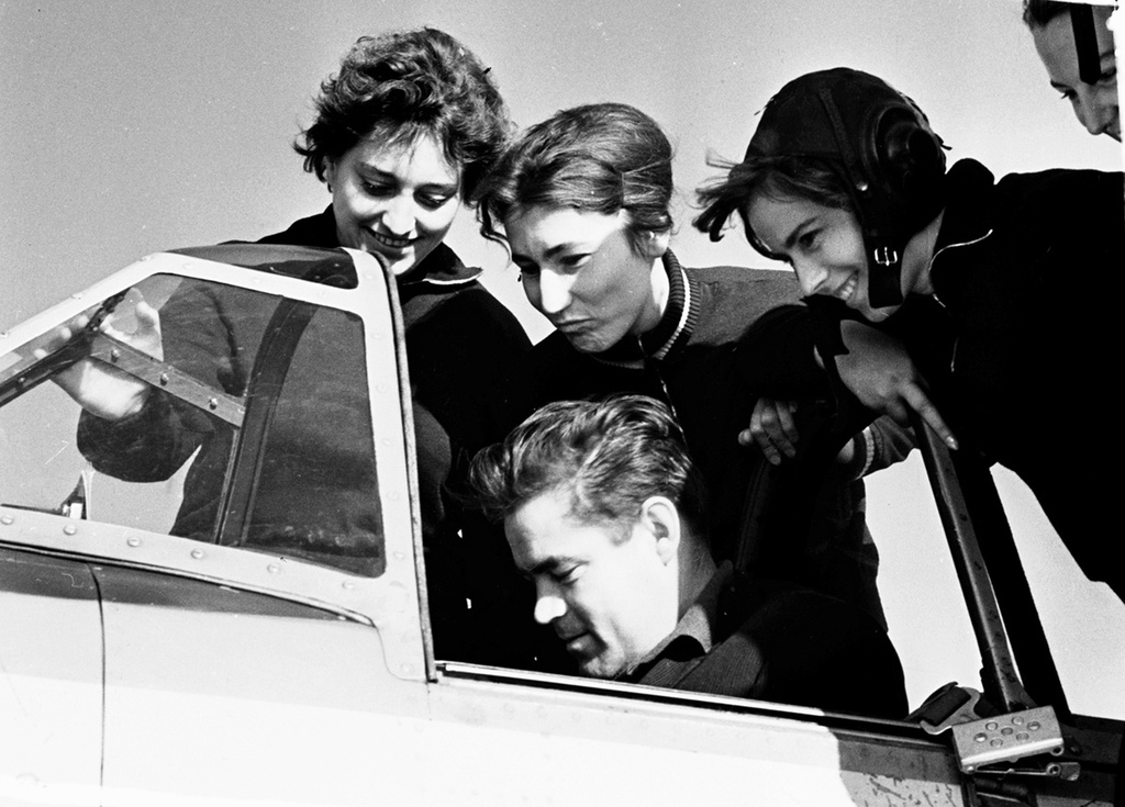 Всесоюзные соревнования летчиков-женщин по высшему пилотажу на спортивном самолете ЯК-18, 6 - 7 октября 1963, г. Москва. Тушинский аэродром.Выставка «Небо. Самолет. Девушка» с этой фотографией.&nbsp;