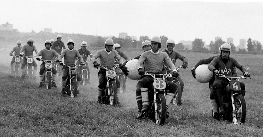 Мотобол, 1950-е. Выставка «Скорость, драйв, мотоцикл – снято!» с этой фотографией.