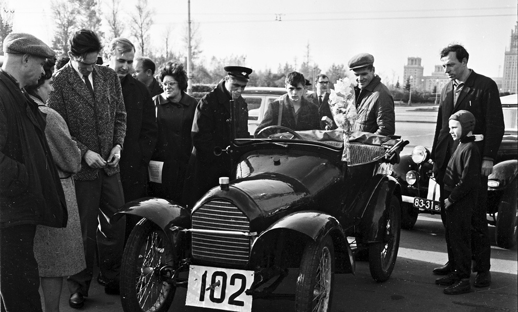 Праздник автомобилистов, 9 октября 1966, г. Москва. В Москве состоялся праздник автомобилистов, явившийся грандиозным смотром автомобильной техники. В нем участвовали как старейшие автомобили, так и новейшие образцы советского автопрома. Колонны прошли по улицам Москвы от Манежной площади до Лужников, где состоялся торжественный митинг и праздничный концерт.