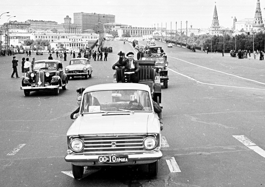 Автомобилистов 4. Московский праздник автомобилистов 1966 год. Фото ретро автомобилистов праздник. Фотографии старых Автомобилист названиями. Городской клуб юных автомобилистов 50-60 годов.