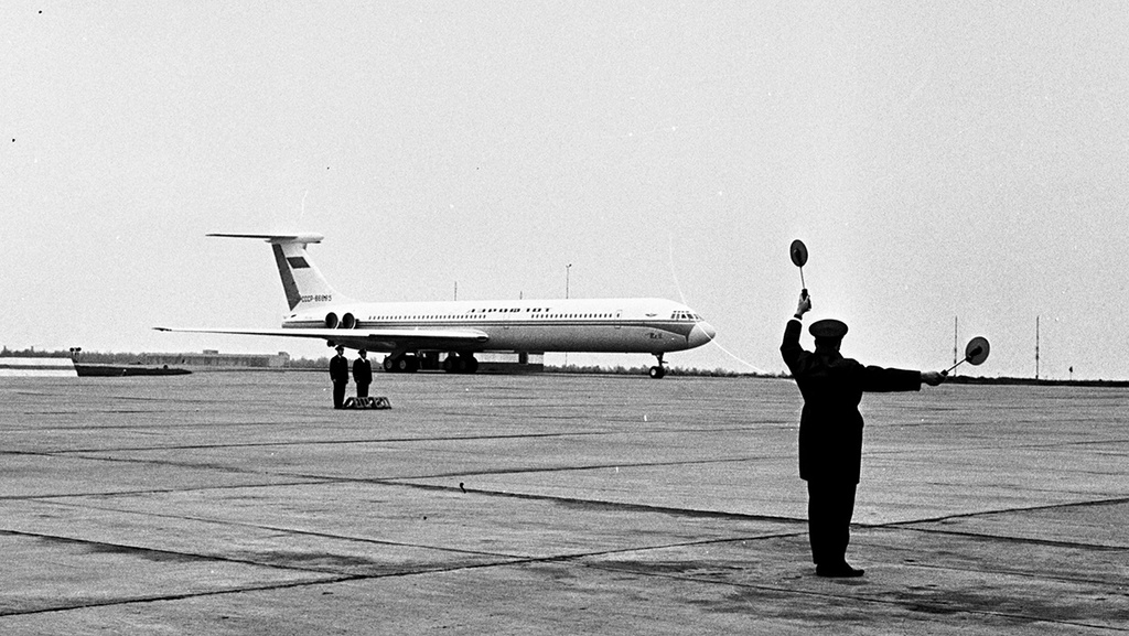 Аэропорт Домодедово, 9 июля 1967, Московская обл.. Выставка «Приятного полета!» с этой фотографией.