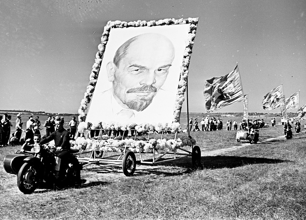 Открытие многодневных мотосоревнований, 9 августа 1959, Московская обл., г. Тушино. В рамках II летней Спартакиады народов СССР на территории аэродрома Тушино прошли многодневные соревнования сильнейших мотогонщиков страны, в том числе, по трассе с искусственными препятствиями.В 1960 году Тушино вошло в состав Москвы.