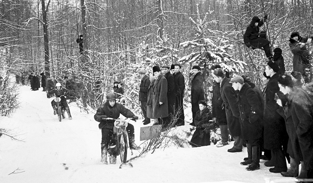 На трассе зимнего мотокросса, 28 февраля 1960, г. Москва. В районе Химкинского речного вокзала состоялся зимний мотокросс по пересеченной местности на приз К. Е. Ворошилова.