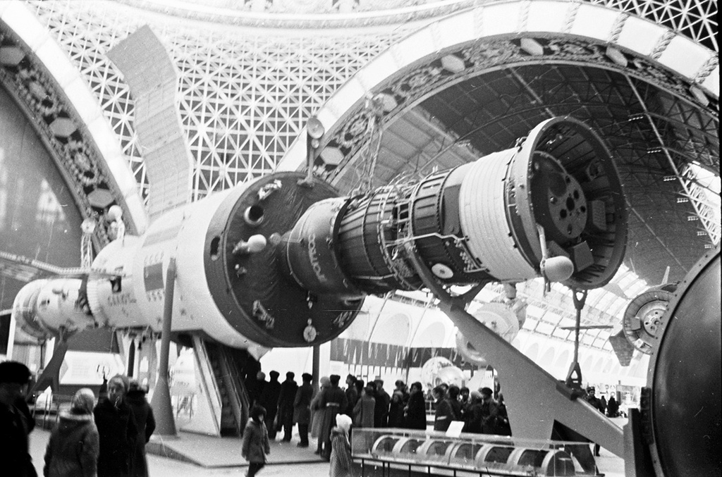 ВДНХ. В павильоне «Космос», 1968 год, г. Москва
