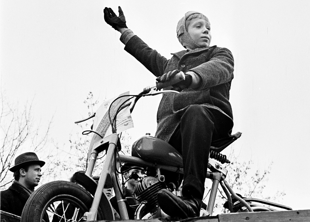 Парад-конкурс любительских авто и мотоконструкций, 23 октября 1966, г. Москва. 23 октября 1966 года в Москве состоялся парад-конкурс любительских авто и мотоконструкций на приз журнала «Техника молодежи». Парад прошел от Манежной площади до ЦПКиО имени Горького, где состоялись выставка конструкций и вручение призов победителям.