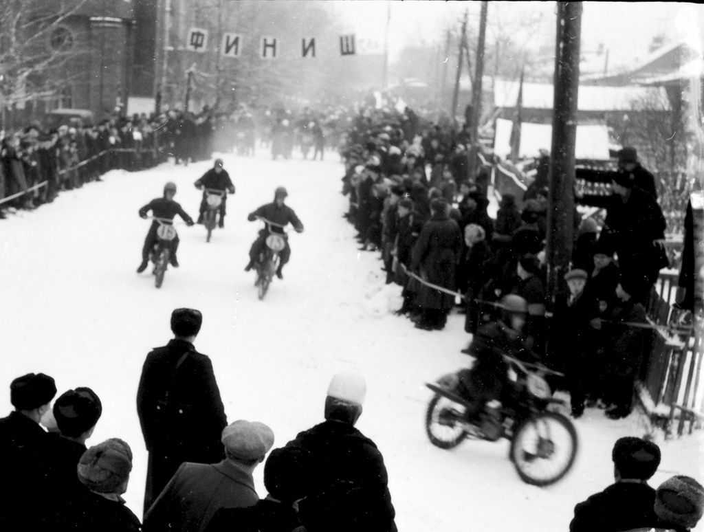 На финише зимнего мотокросса, 8 января 1961, г. Москва, Рублево. Зимний командный мотокросс на приз им В. П. Чкалова состоялся 8 января 1961 года в районе Рублево.