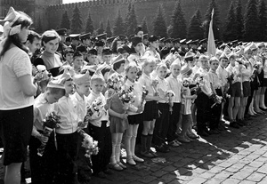 К поздравлению готовы, 11 августа 1969, г. Москва. В торжественной обстановке на Красной площади дан старт Интернациональному мотопоходу Москва – Варшава – Бухарест – София.Выставка «Октябрята» с этой фотографией.