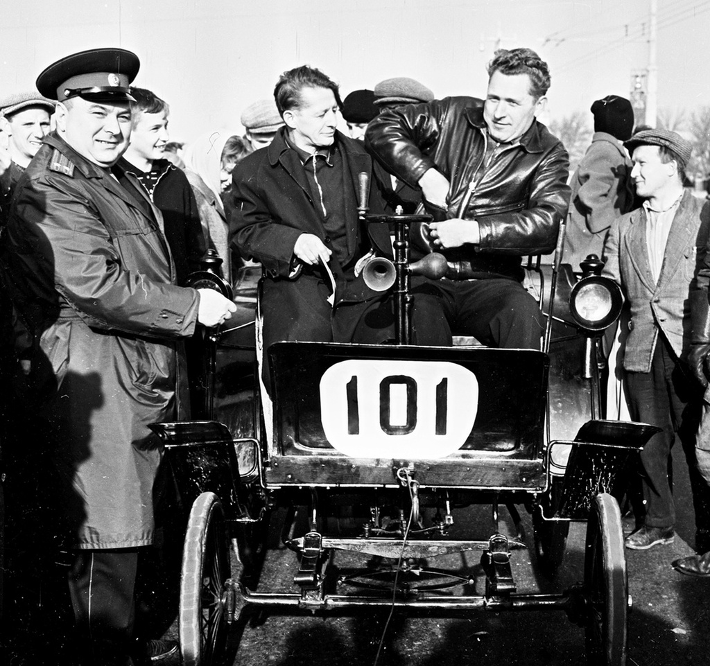 Праздник автомобилистов, 9 октября 1966, г. Москва. В Москве состоялся праздник автомобилистов, явившийся грандиозным смотром автомобильной техники. В нем участвовали как старейшие автомобили, так и новейшие образцы советского автопрома. Колонны прошли по улицам Москвы от Манежной площади до Лужников, где состоялся торжественный митинг и праздничный концерт.