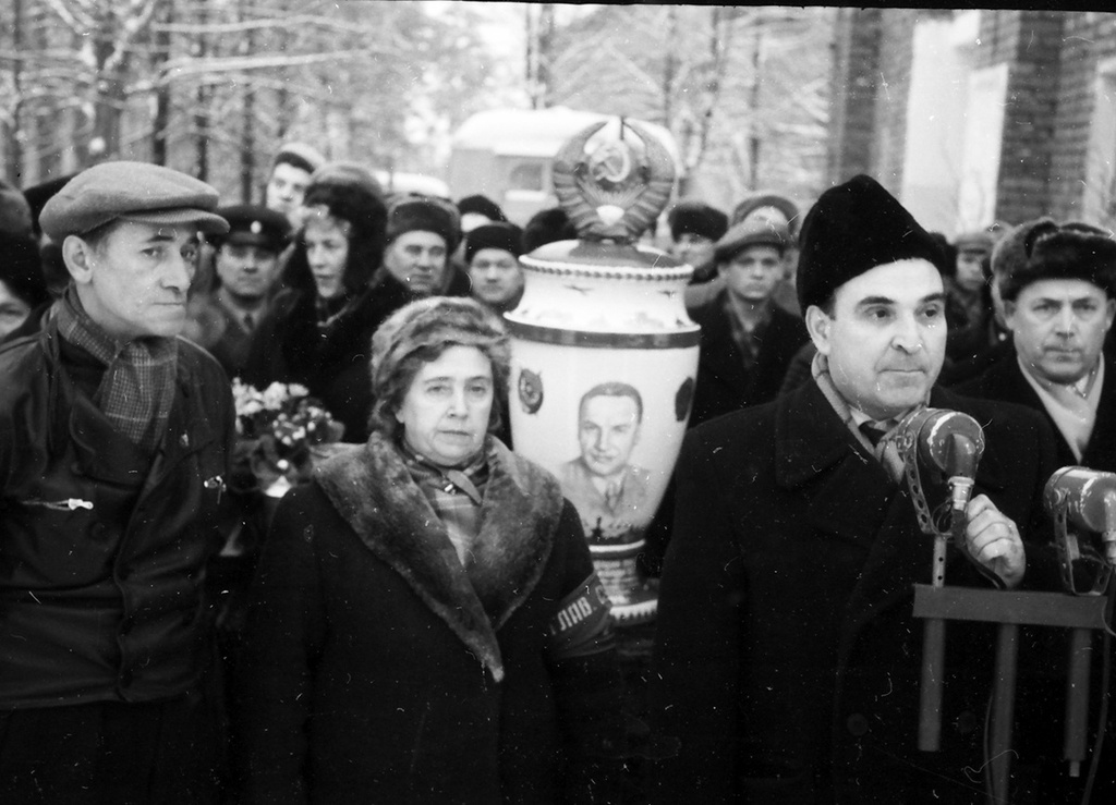 Главный судья мотокросса Ольга Чкалова, 8 января 1961, г. Москва. Зимний командный мотокросс на приз имени В. П. Чкалова состоялся 8 января 1961 года в районе Рублево.