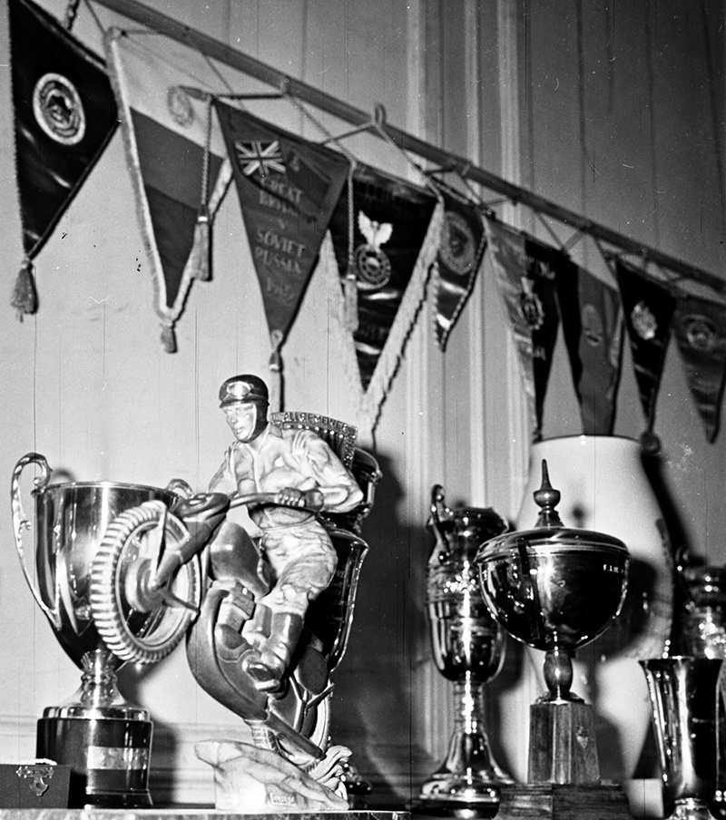 Выставка наград мотоспортсменов СССР, 24 июля 1968, г. Москва. 50-летию советского мотоспорта была посвящена пресс-конференция, прошедшая в Центральном доме журналиста.