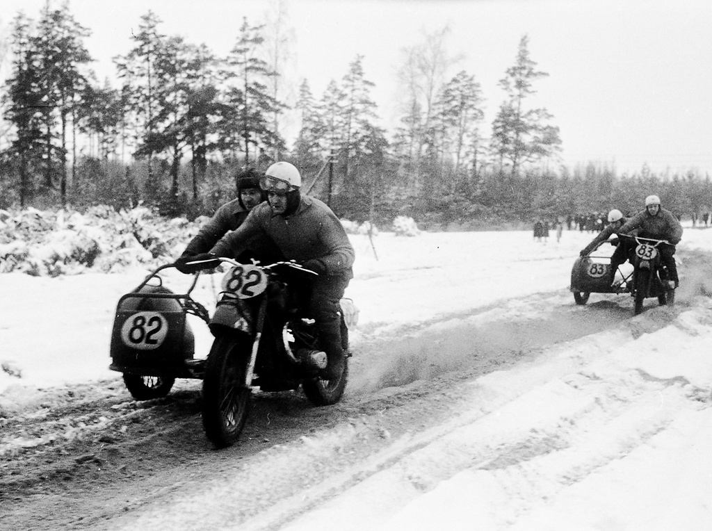 На трассе мотокросса водитель Н. С. Айвазов и Л. О. Карасев, 8 января 1961, г. Москва. Зимний командный мотокросс на приз имени В. П. Чкалова состоялся 8 января 1961 года в районе Рублево.