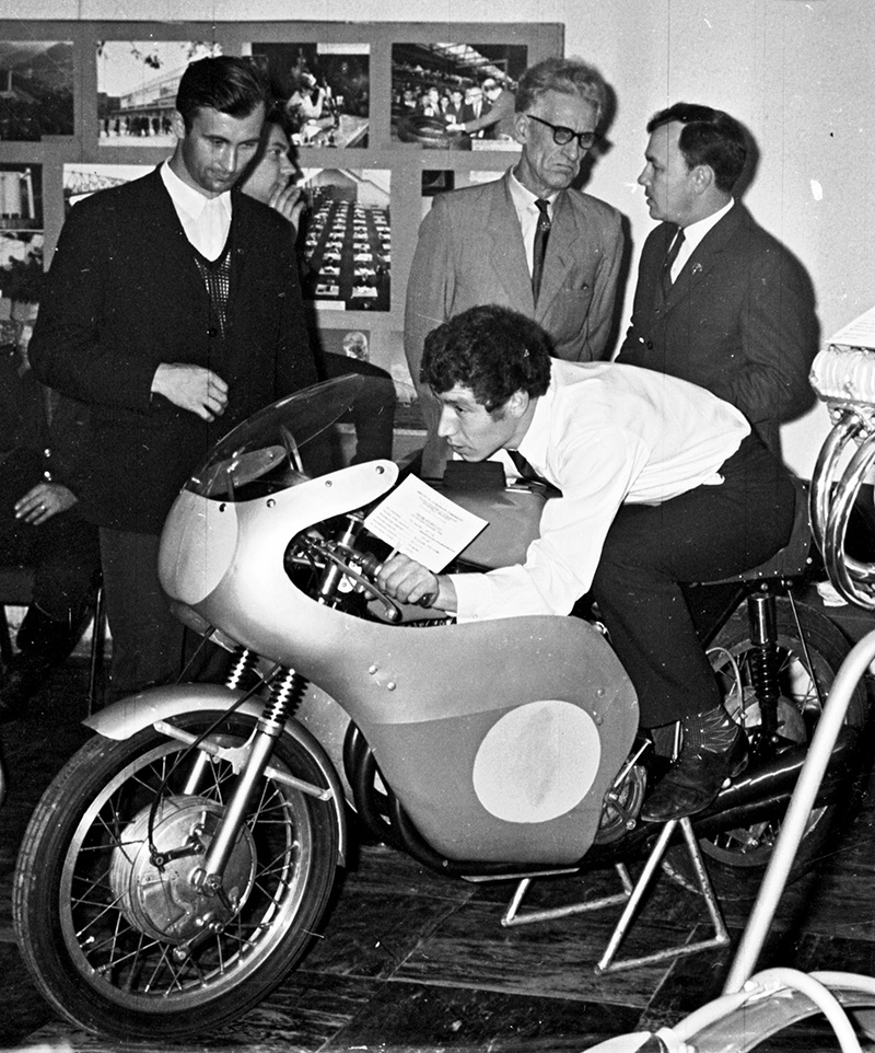 На выставке шоссейно-гоночный мотоцикл С-565, 24 июля 1968, г. Москва. 50-летию советского мотоспорта  была посвящена  пресс-конференция, прошедшая в Центральном доме журналиста.