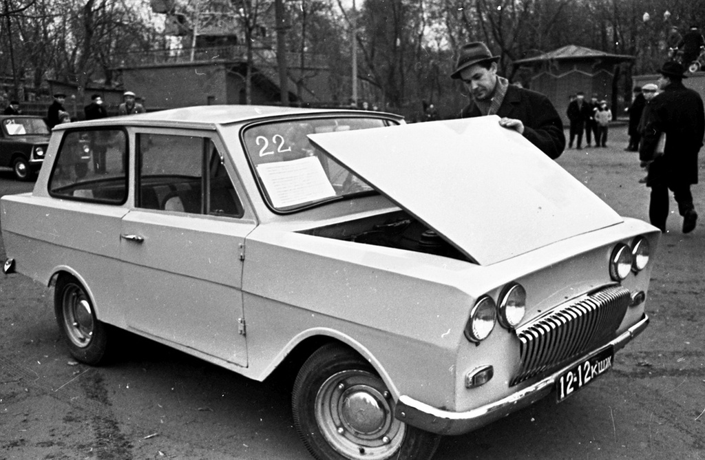 Парад-конкурс любительских авто и мотоконструкций, 23 октября 1966, г. Москва. Самодеятельная конструкция Ю. Посашного (г. Куйбышев).23 октября 1966 года в Москве состоялся парад-конкурс любительских авто и мотоконструкций на приз журнала «Техника молодежи». Парад прошел от Манежной площади до ЦПКиО имени Горького, где состоялись выставка конструкций и вручение призов победителям.