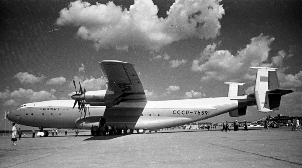 Аэропорт Домодедово, 9 июля 1967, Московская обл.. Выставка «Небо. Самолет. Девушка» с этой фотографией.&nbsp;