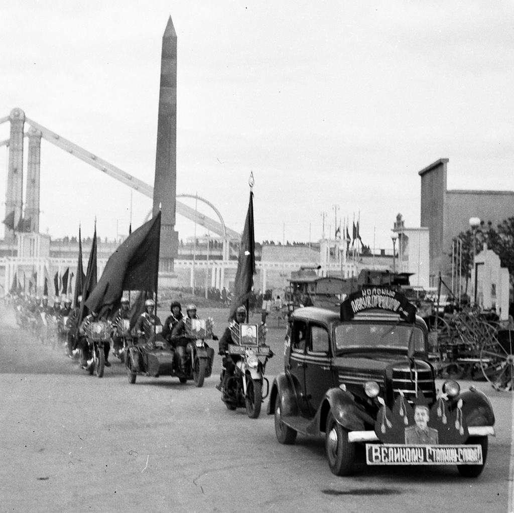 Автопробег, 1948 год, г. Москва. Предположительно, автопробег ДОСААФ (Добровольное Общество содействия армии, авиации и флоту).