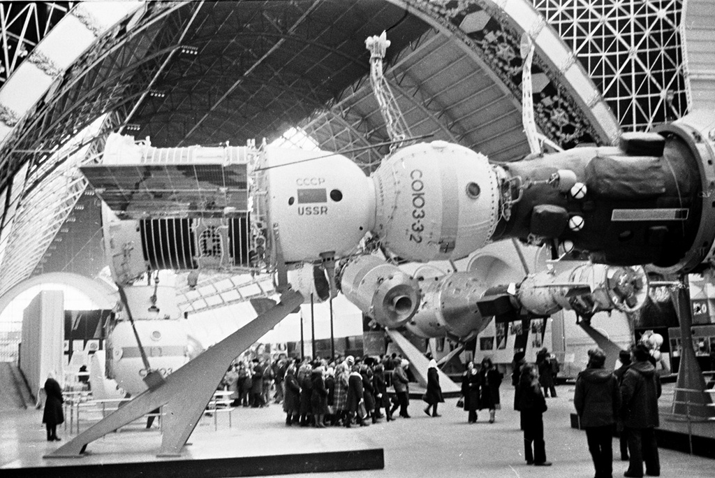 ВДНХ. В павильоне «Космос», 1968 год, г. Москва