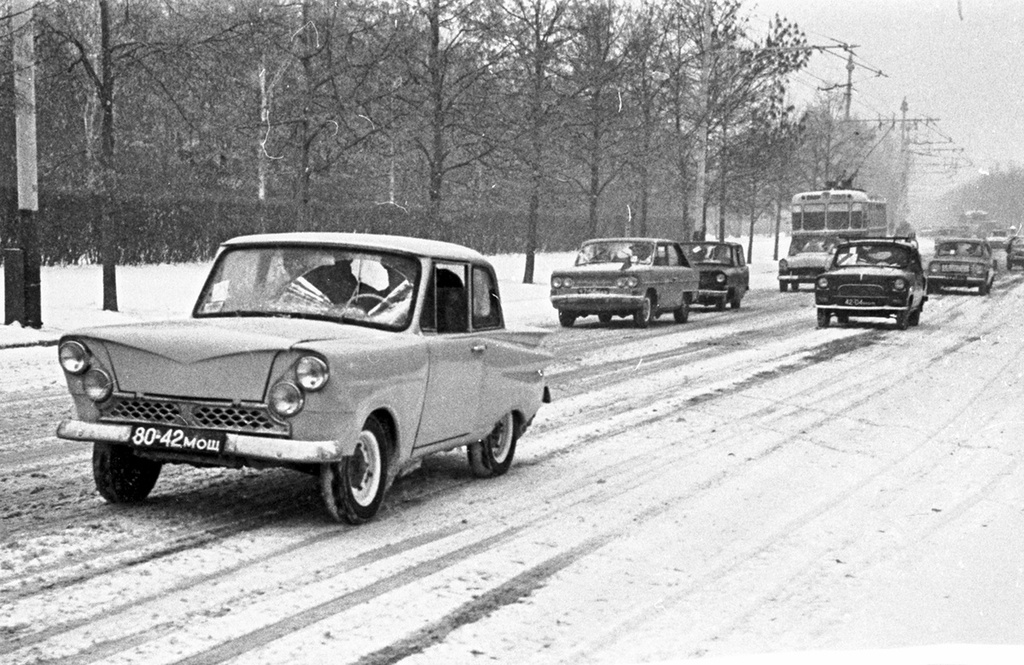Парад-конкурс любительских авто и мотоконструкций, 27 октября 1968, г. Москва. 27 октября 1968 года в Москве состоялся парад-конкурс любительских авто и мотоконструкций на приз журнала «Техника молодежи». В конкурсе приняло участие более 60 самодельных конструкций из Москвы, Московской области, Грузии, Украины. Парад-конкурс возглавил космонавт Алексей Леонов.