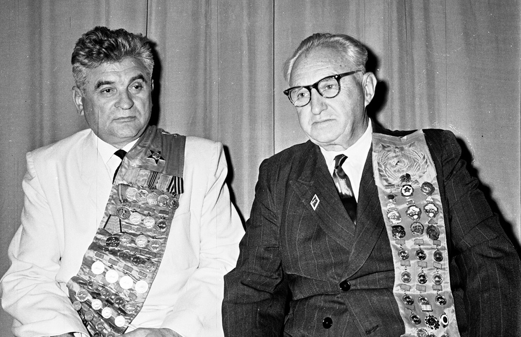Заслуженные мастера мотоспорта Эдуард Лорент и А. Силкин, 24 июля 1968, г. Москва. 50-летию советского мотоспорта была посвящена пресс-конференция, прошедшая в Центральном Доме журналиста.