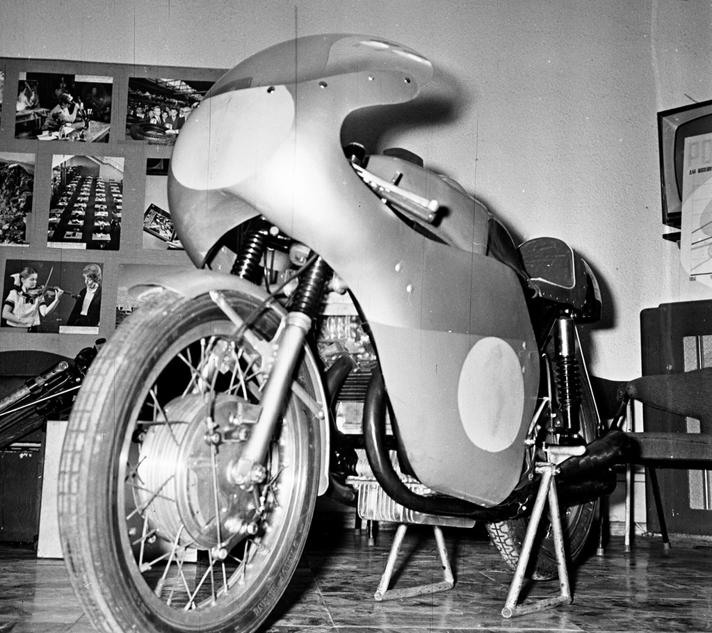 На выставке шоссейно-гоночный мотоцикл С-565, 24 июля 1968, г. Москва. 50-летию советского мотоспорта была посвящена пресс-конференция, прошедшая в Центральном доме журналиста.