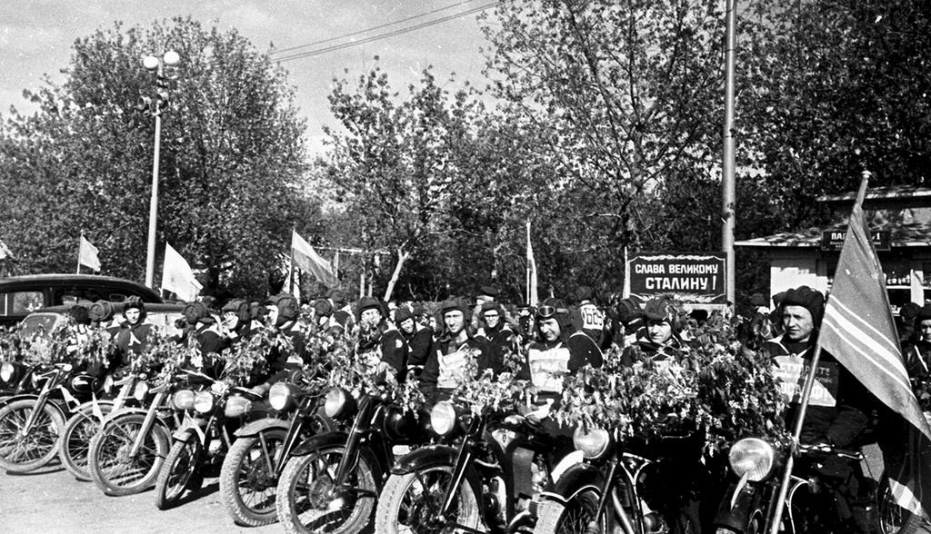 Мотогонщики, 1948 год