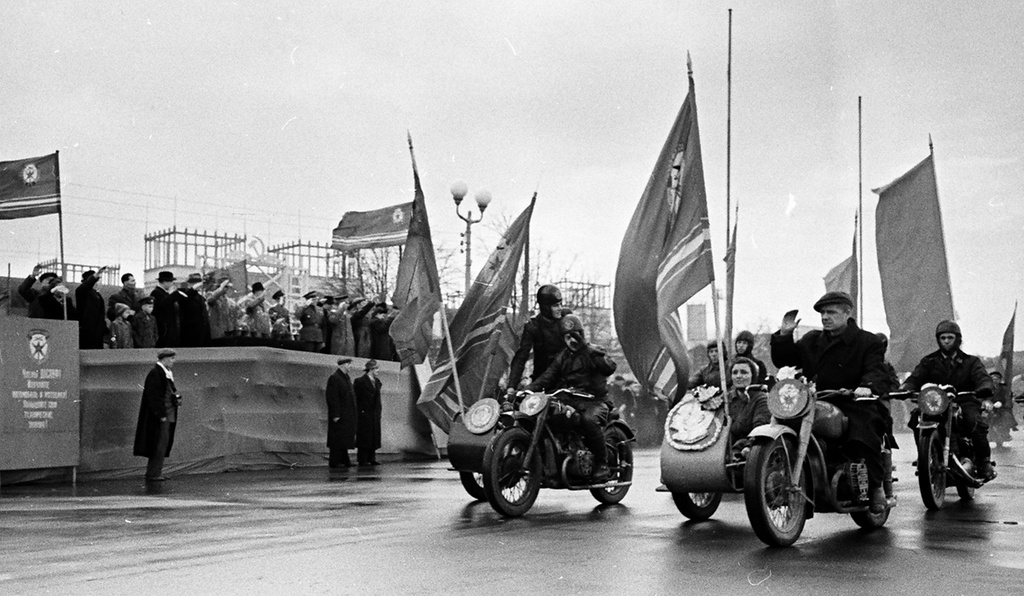 Участники мотопробега Москва – Варшава – Москва направляются к финишу, 8 мая 1955, г. Москва. Встречный мотопробег Дружбы, посвященный десятилетию подписания Договора о дружбе, взаимной помощи и послевоенном сотрудничестве между СССР и ПНР (Польская Народная Республика – официальное название Польши в период с 1952 по 1989 год). Состоялся в апреле-мае 1955 года по маршруту Москва – Варшава – Москва.