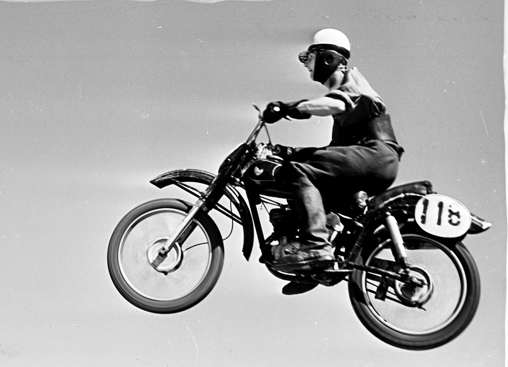 Спорт смелых. Прыжок, 14 августа 1959, Московская обл., г. Тушино. В рамках II летней Спартакиады народов СССР на территории аэродрома Тушино прошли многодневные соревнования сильнейших мотогонщиков страны, в том числе, по трассе с искусственными препятствиями.В 1960 году Тушино вошло в состав Москвы.