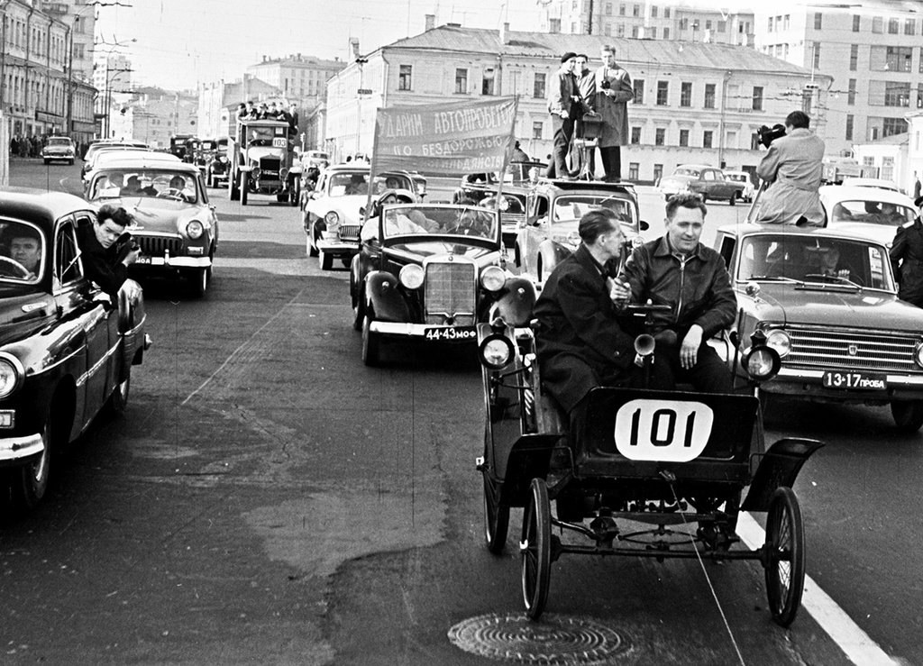 Праздник автомобилистов, 9 октября 1966, г. Москва. В Москве состоялся праздник автомобилистов, явившийся грандиозным смотром автомобильной техники. В нем участвовали как старейшие автомобили, так и новейшие образцы советского автопрома. Колонны прошли по улицам Москвы от Манежной площади до Лужников, где состоялся торжественный митинг и праздничный концерт.