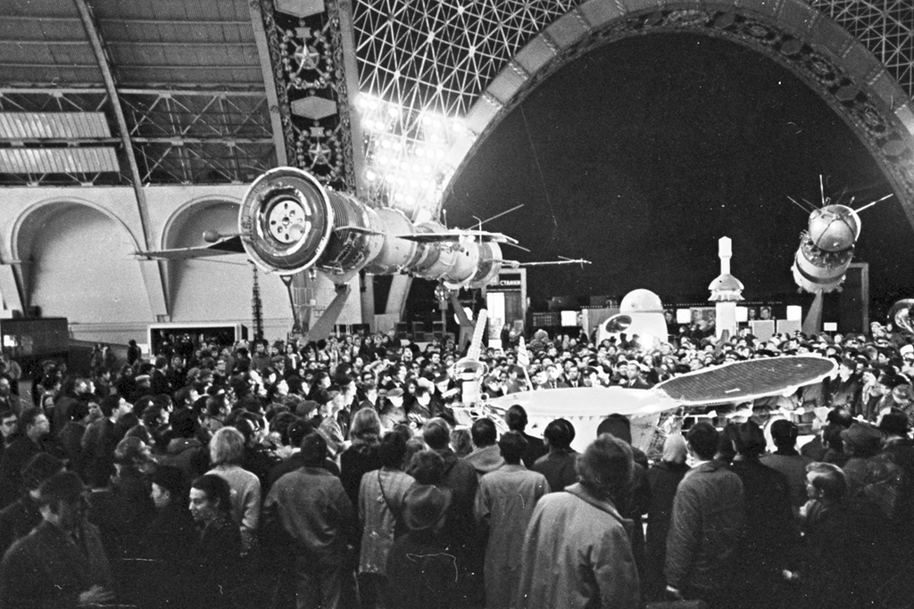 ВДНХ. В павильоне «Космос», 1968 год, г. Москва. Выставка «Мама, я космонавт!» и видео «Быть первым!»,&nbsp;«Космическая любовь» с этой фотографией.