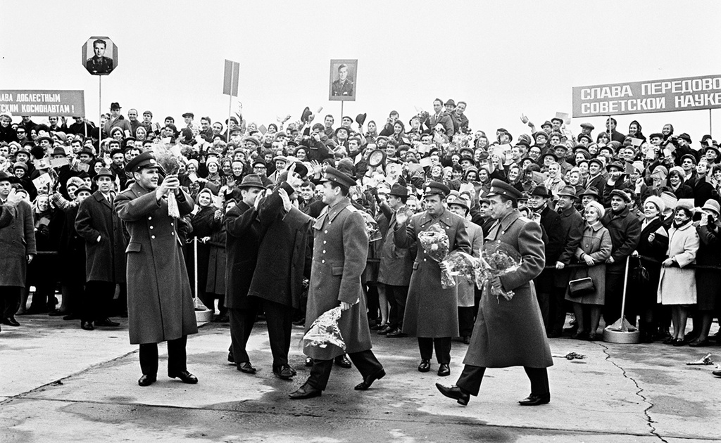Встреча космонавтов, 1967 год, Московская обл.. Аэропорт Внуково.Выставка «Внучка» с этой фотографией.&nbsp;