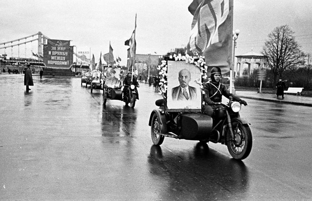 Участники мотопробега Москва – Варшава – Москва направляются к финишу, 8 мая 1955, г. Москва. Встречный мотопробег Дружбы, посвященный десятилетию подписания Договора о дружбе, взаимной помощи и послевоенном сотрудничестве между СССР и ПНР (Польская Народная Республика – официальное название Польши в период с 1952 по 1989 год). Состоялся в апреле-мае 1955 года по маршруту Москва – Варшава – Москва.