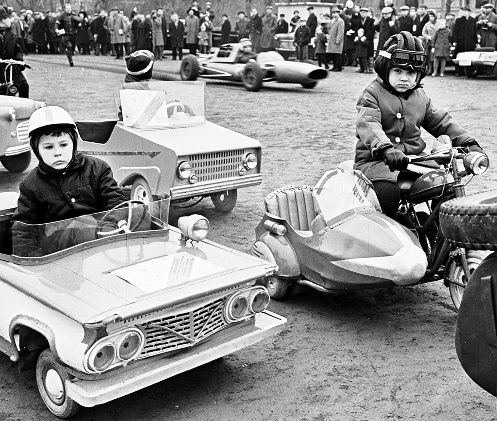 Парад-конкурс любительских авто и мотоконструкций, 1 октября 1967, г. Москва. 1 октября 1967 года в Москве состоялся парад-конкурс любительских авто и мотоконструкций на приз журнала «Техника молодежи». В конкурсе приняло участие более 50-ти самодельных конструкций. Парад-конкурс возглавил космонавт Алексей Леонов.