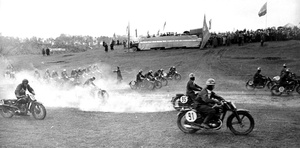 Старт мотокросса, 23 сентября 1951, Московская обл.. Выставка «На первенство ДОСААФ. Мотоспорт в объективе Валентина Хухлаева» с этой фотографией.Всесоюзные соревнования по мотоспорту на лично-командное первенство ДОСААФ (Добровольное общество содействия армии, авиации и флоту) 1951 года прошли в Подмосковье. Открытие соревнований, парад участников и шоссейные гонки на дистанцию 100 км. состоялись 16 сентября на 23 км. Минского шоссе, мотокросс по пересеченной местности на 100 км. состоялся в районе станции Расторгуево 23 сентября. В соревнованиях участвовали сборные команды и мотоциклисты союзных республик, городов Москвы и Ленинграда.