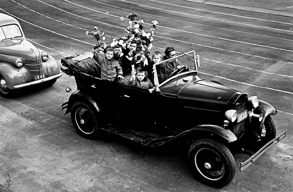 Парад выпущенных автомобилей на стадионе АЗЛК в связи с 40-летием завода, 1970 год, г. Москва. АЗЛК – «Автомобильный завод имени Ленинского комсомола».