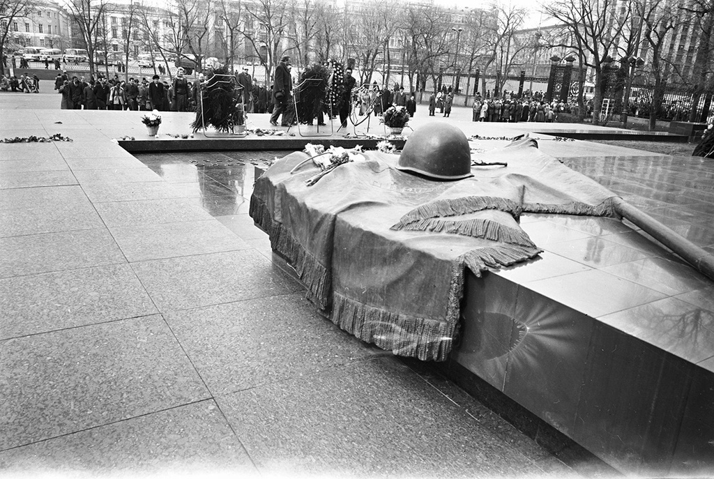 У мемориала «Могила Неизвестному солдату», 1967 год, г. Москва