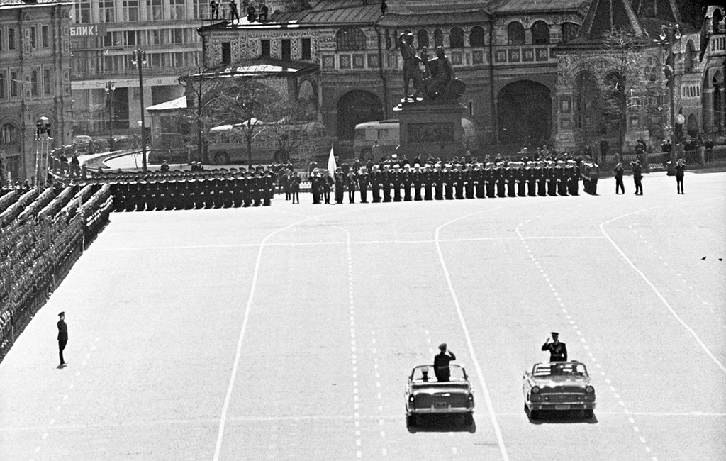 Без названия, 1 мая 1969, г. Москва. Выставка «Поворот истории. Поворот памятника» с этой фотографией.