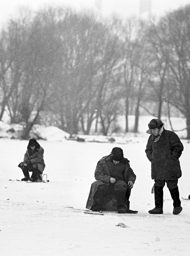 Подледная рыбалка на Москве-реке, 1965 год, г. Москва