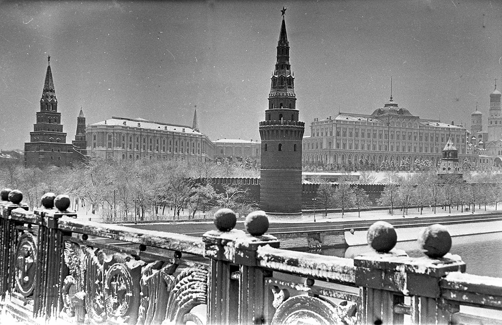 Зима, 1979 год, г. Москва. Снято с Большого Каменного моста.&nbsp;Выставка «Падал прошлогодний снег» с этой фотографией.