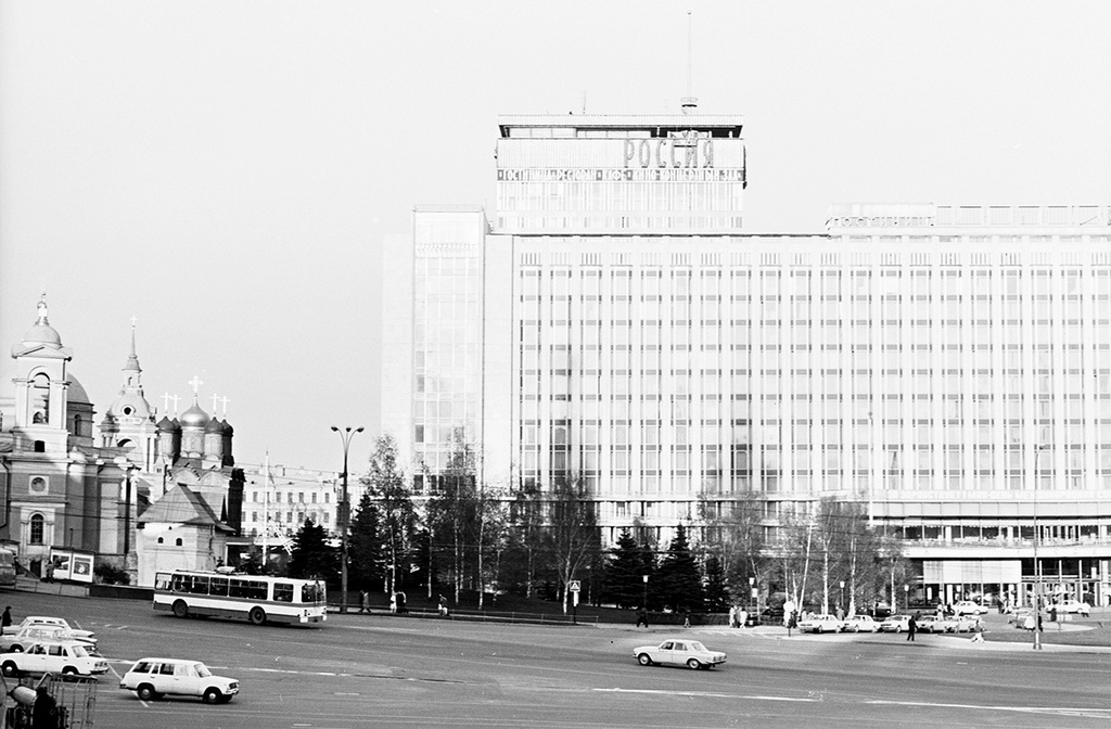 Гостиница «Россия», 1975 год, г. Москва. Построена в 1964–1967 годах по проекту архитектора Дмитрия Чечулина на готовом стилобате недостроенной восьмой высотки. 1 января 2006 года гостиница «Россия» была закрыта, а к 2010 году разобрана.