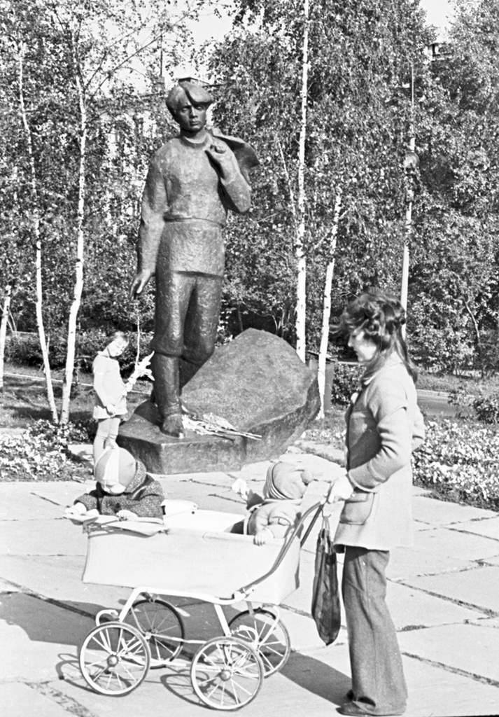 Памятник Сергею Есенину, 1974 год, г. Москва. Открыт 3 октября 1972 года. Скульптор - Владимир Цигаль.