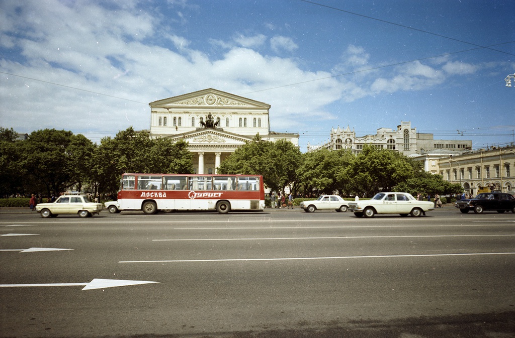 У Большого театра, 1972 год, г. Москва. Ныне Театральная площадь.&nbsp;Выставка «Московский автобус» с этой фотографией.