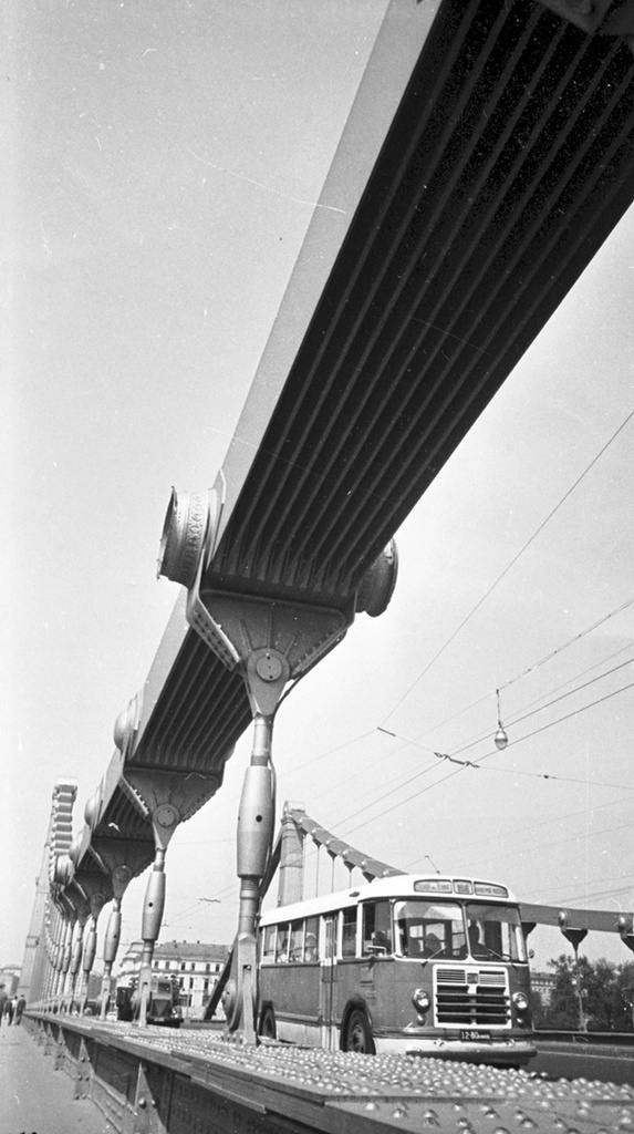 Крымский мост, 1960 год, г. Москва. Выставка «Городские вездеходы» с этой фотографией.