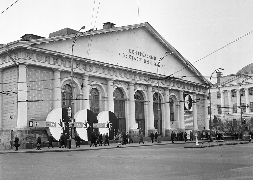 Манеж, 13 июля 1966, г. Москва. Выставка «Центральный Манеж» с этой фотографией.&nbsp;