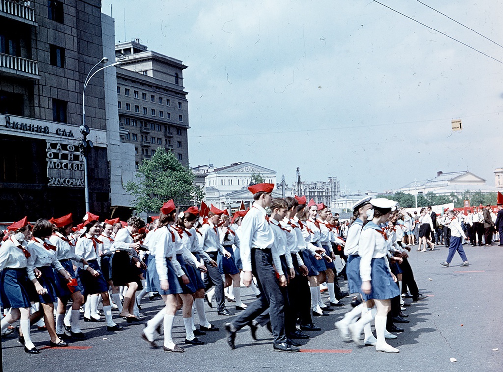 1970 год. Пионерская демонстрация 1970. Пионеры на демонстрации. Пионеры на Первомайской демонстрации. Пионеры на демонстрации в СССР.