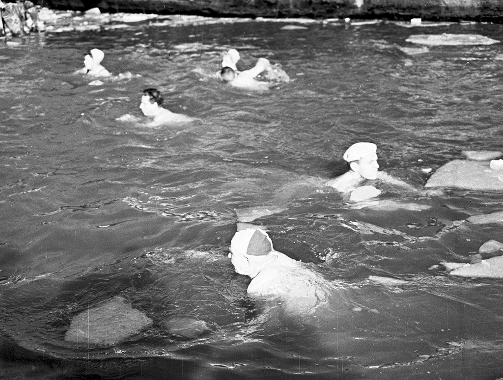 Заплыв в ледяной воде, 23 февраля 1964, г. Москва. В ЦПКиО состоялся большой спортивный праздник, посвященный 46-годовщине Советской Армии.Выставка «Если хочешь быть здоров» с этой фотографией.