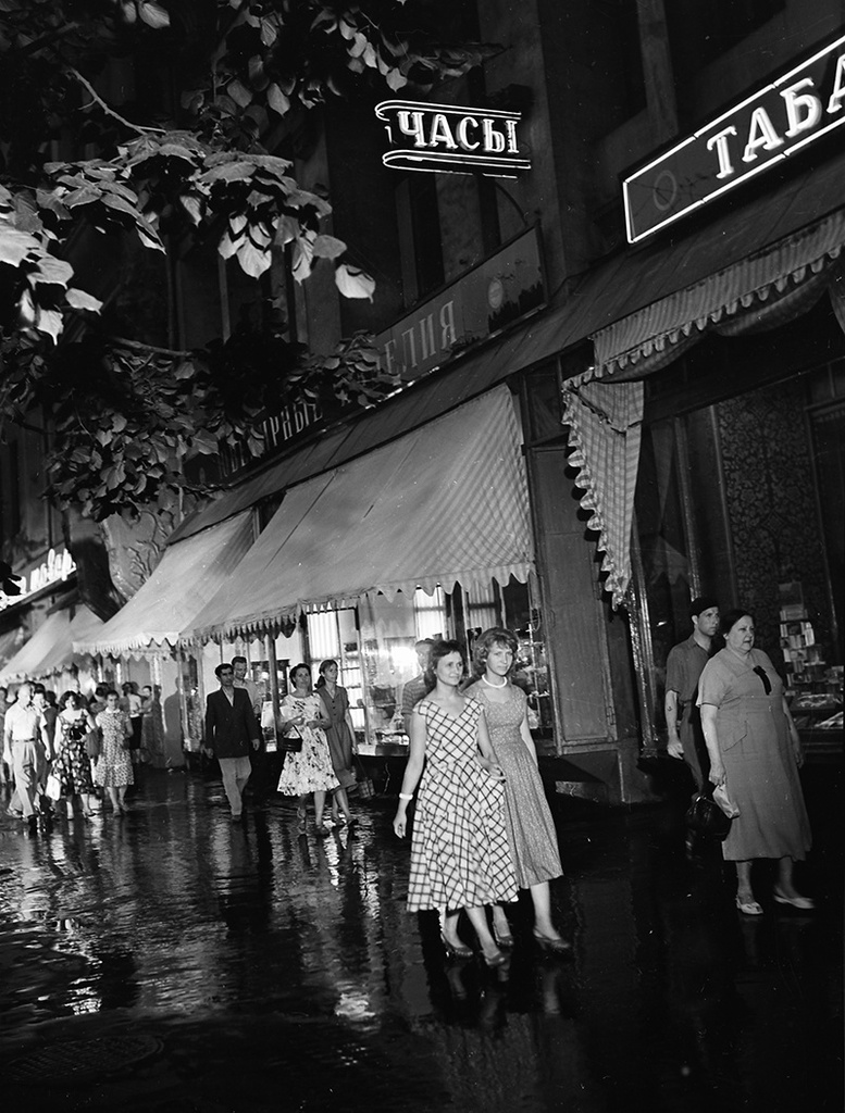 Вечер, 1960 год. Выставка «Мягкий свет фонарей» и «Неоновый свет» с этой фотографией. 
