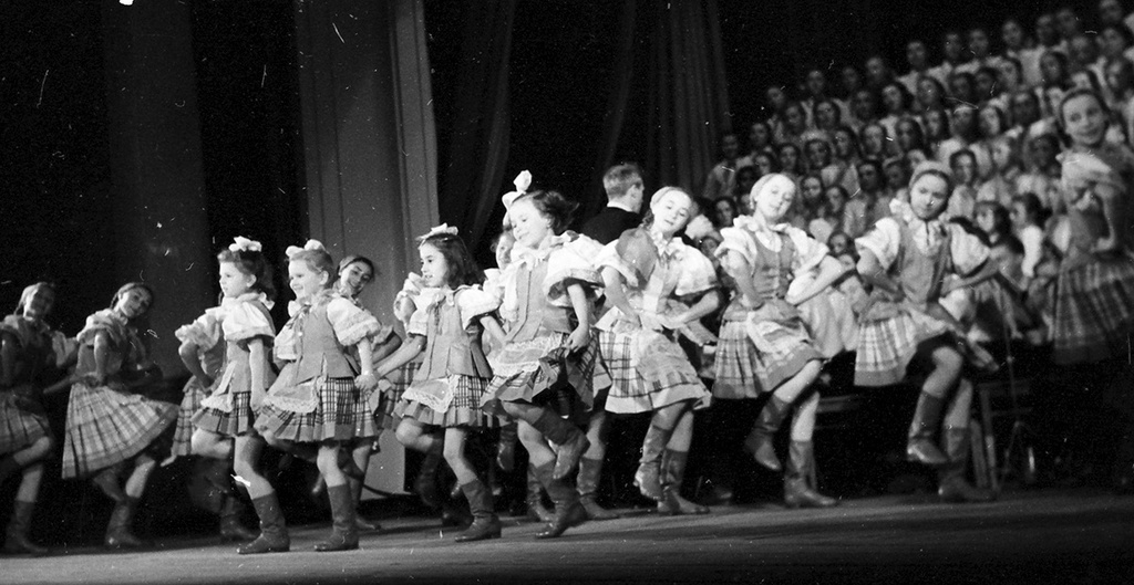 Детский ансамбль песни и пляски под управлением В. С. Локтева, 27 апреля 1952, г. Москва. В Московском доме пионеров состоялся отчетный концерт ансамбля в связи с пятнадцатилетием организации и десятилетием руководства Ансамблем В. С. Локтевым.